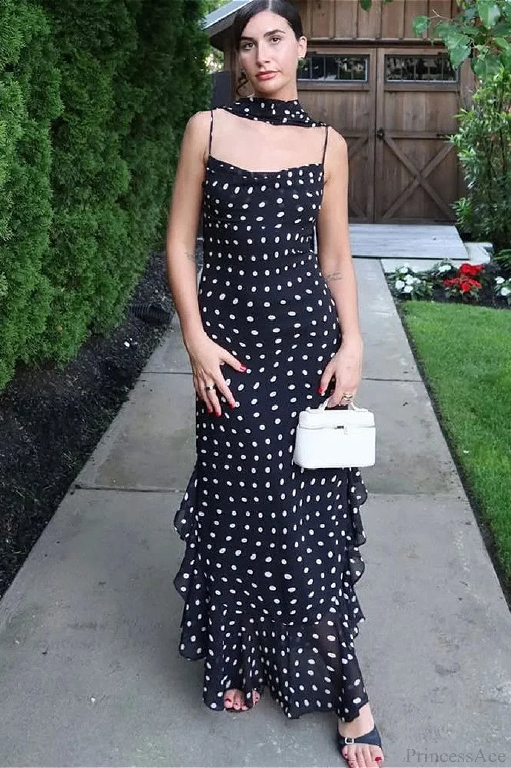 Robe longue à fines bretelles volantées