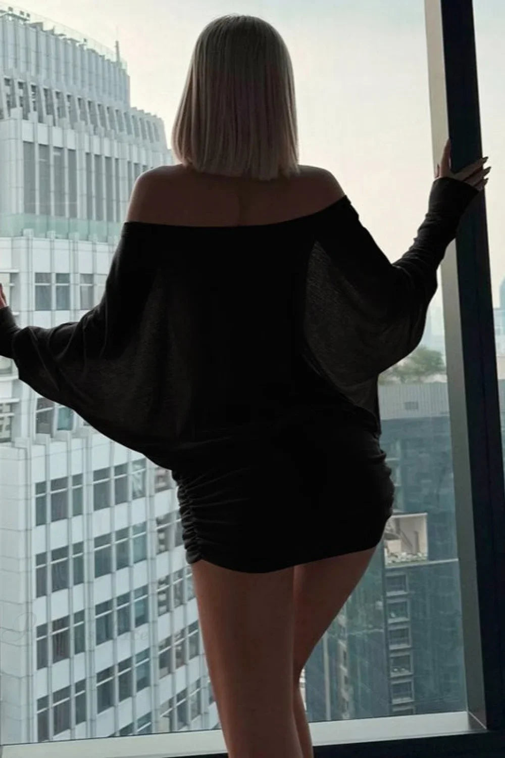 Blusa a tinta unita sexy con maniche lunghe a pipistrello e scollo a barca