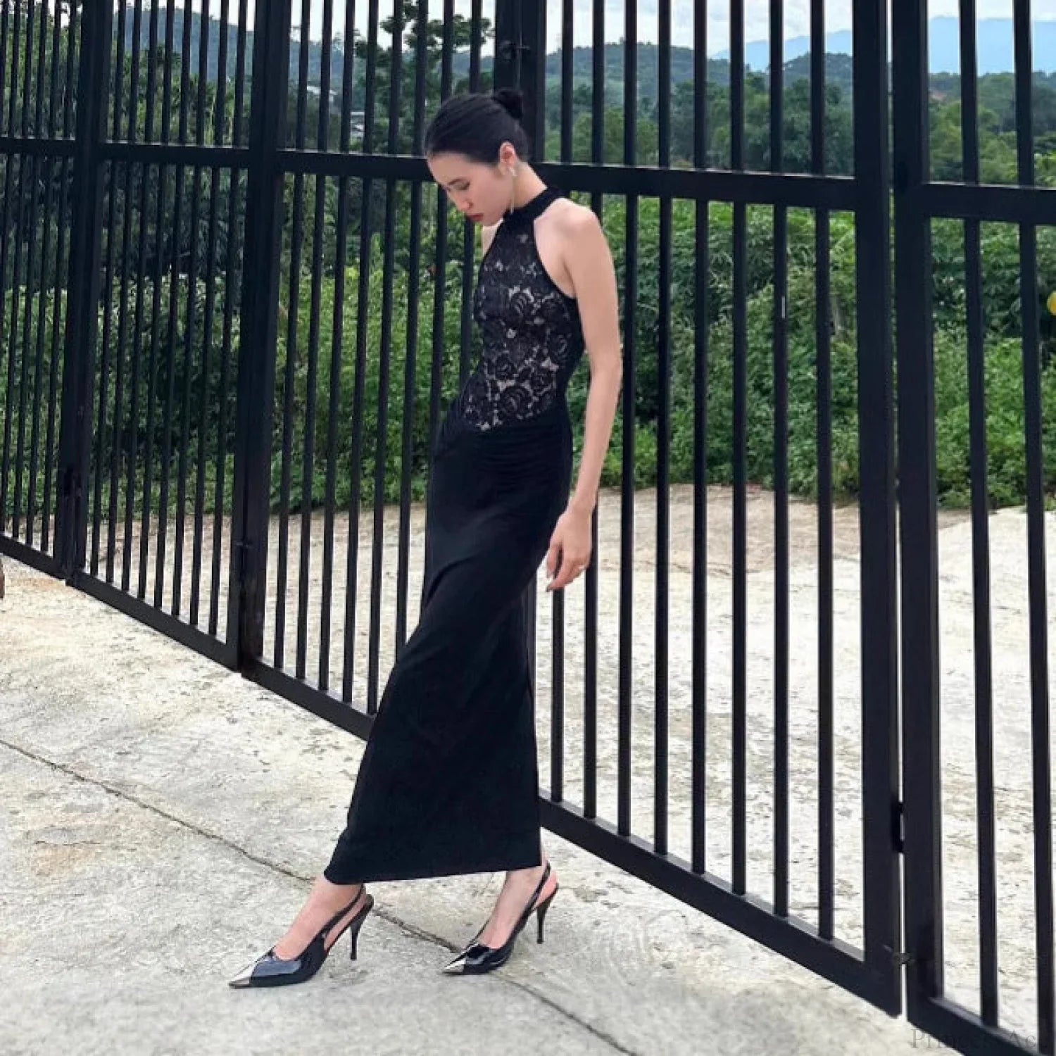 Durchscheinendes Spitzenkleid mit Neckholder und rückenfrei in Schwarz für den Ball