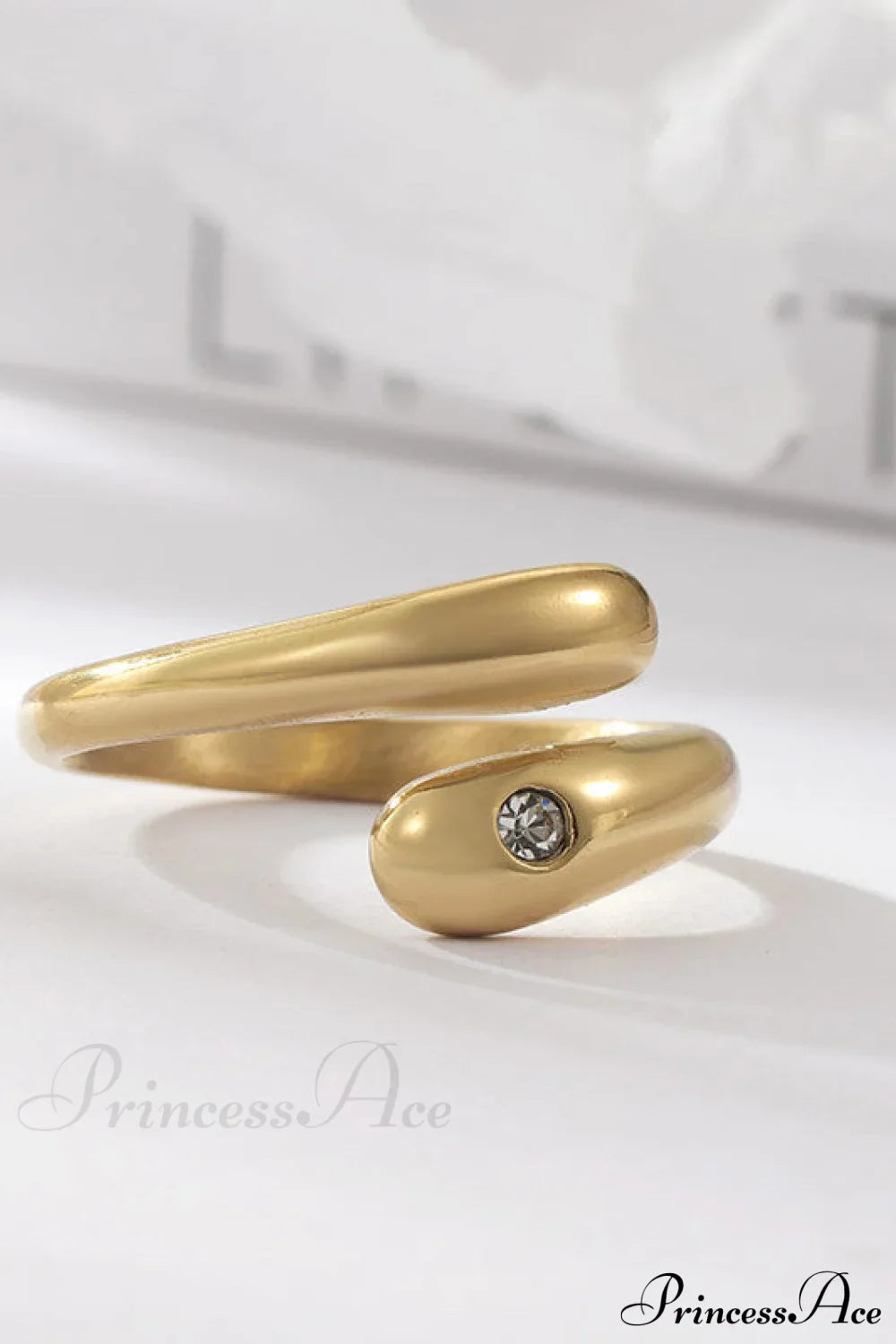Einfache Ringe mit goldener Beschichtung und Diamantbesatz