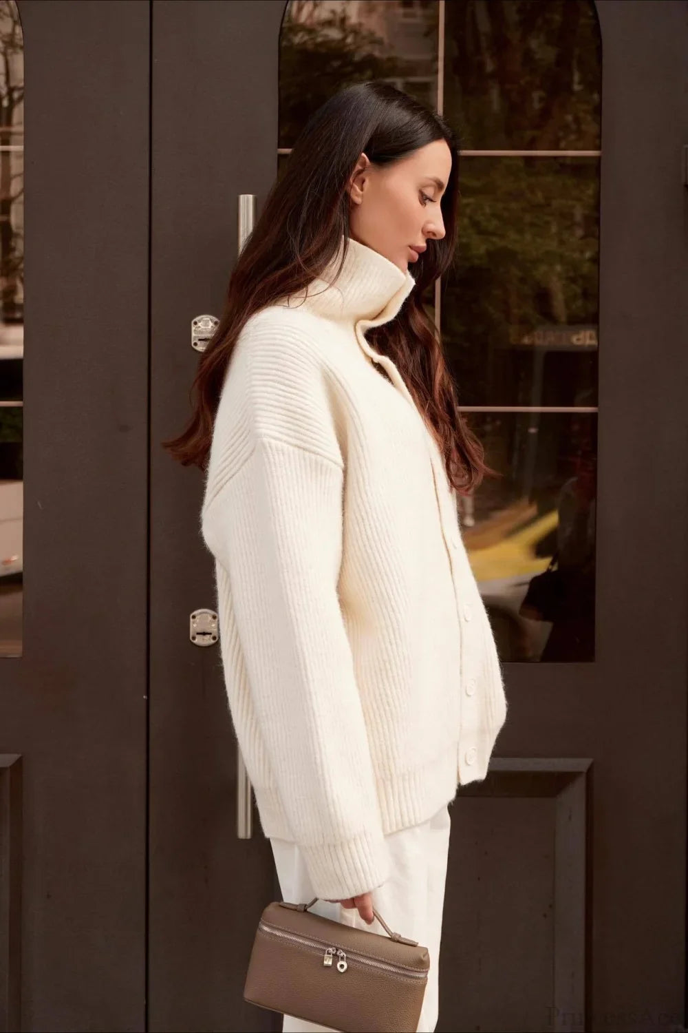 Maglione largo pigro a collo alto solido