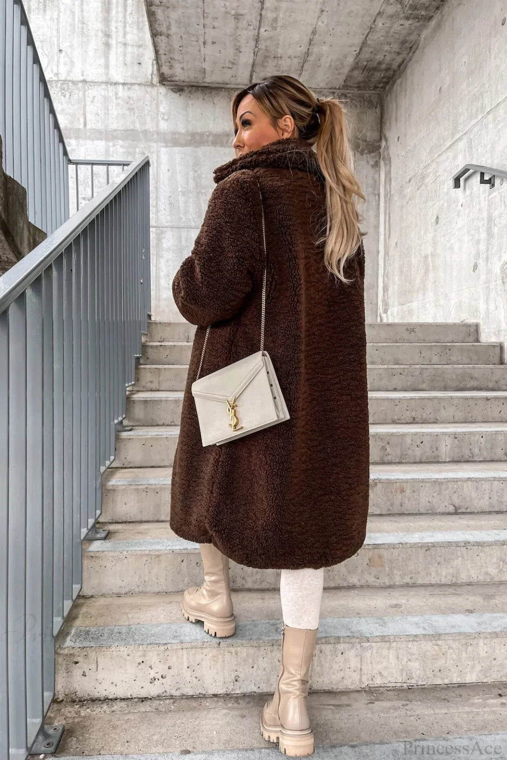 Solider warmer Mantel mit Kunstpelzkragen