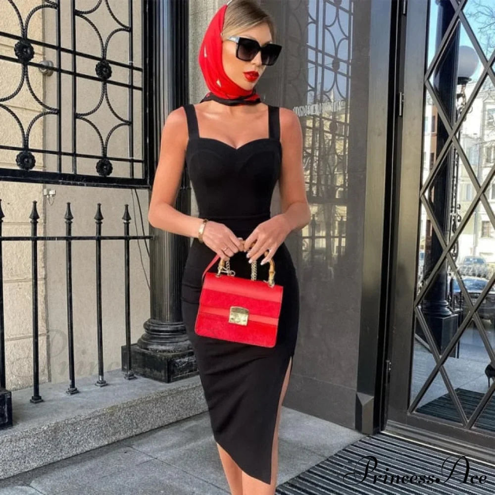 Vestido ajustado de tirantes finos y bandas