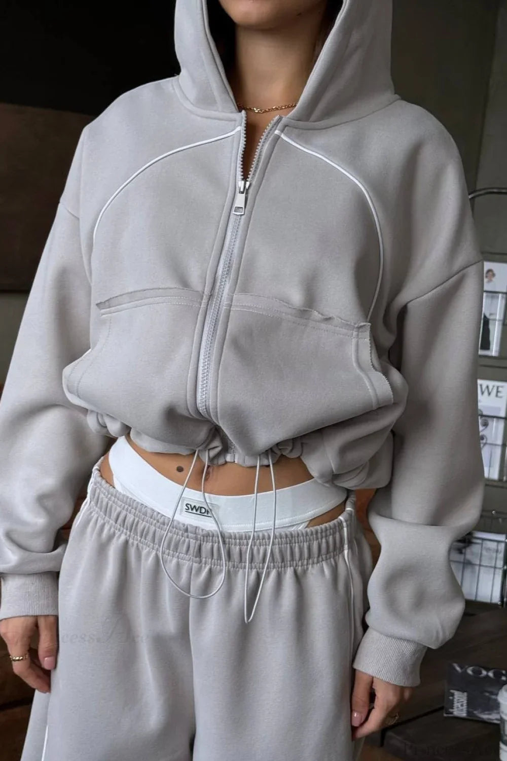 Conjunto de dos piezas de pantalones rectos con capucha y bloques de color deportivos