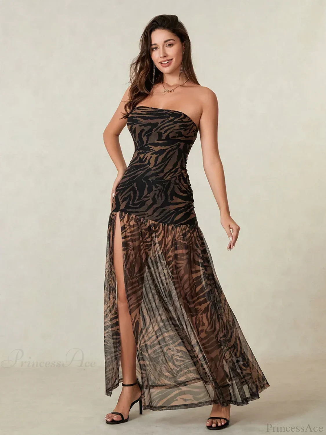 Vestido floral sin tirantes con abertura alta y dobladillo de malla