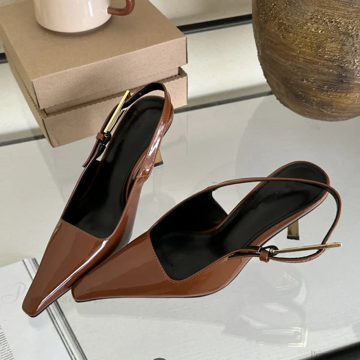 Sandália Slingback Estilo Street Sexy com Fivela Metálica, Bico Quadrado e Salto Baixo