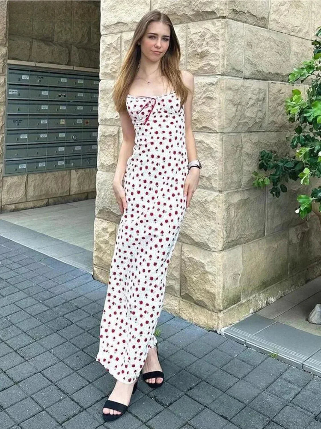 Vestido ajustado de calle con banda y lazo floral a la moda