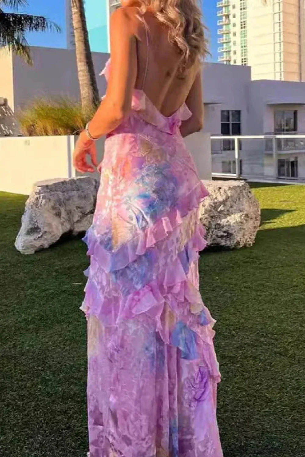 Kleid mit V-Ausschnitt, Rüschen und Blumenmuster für den Urlaub