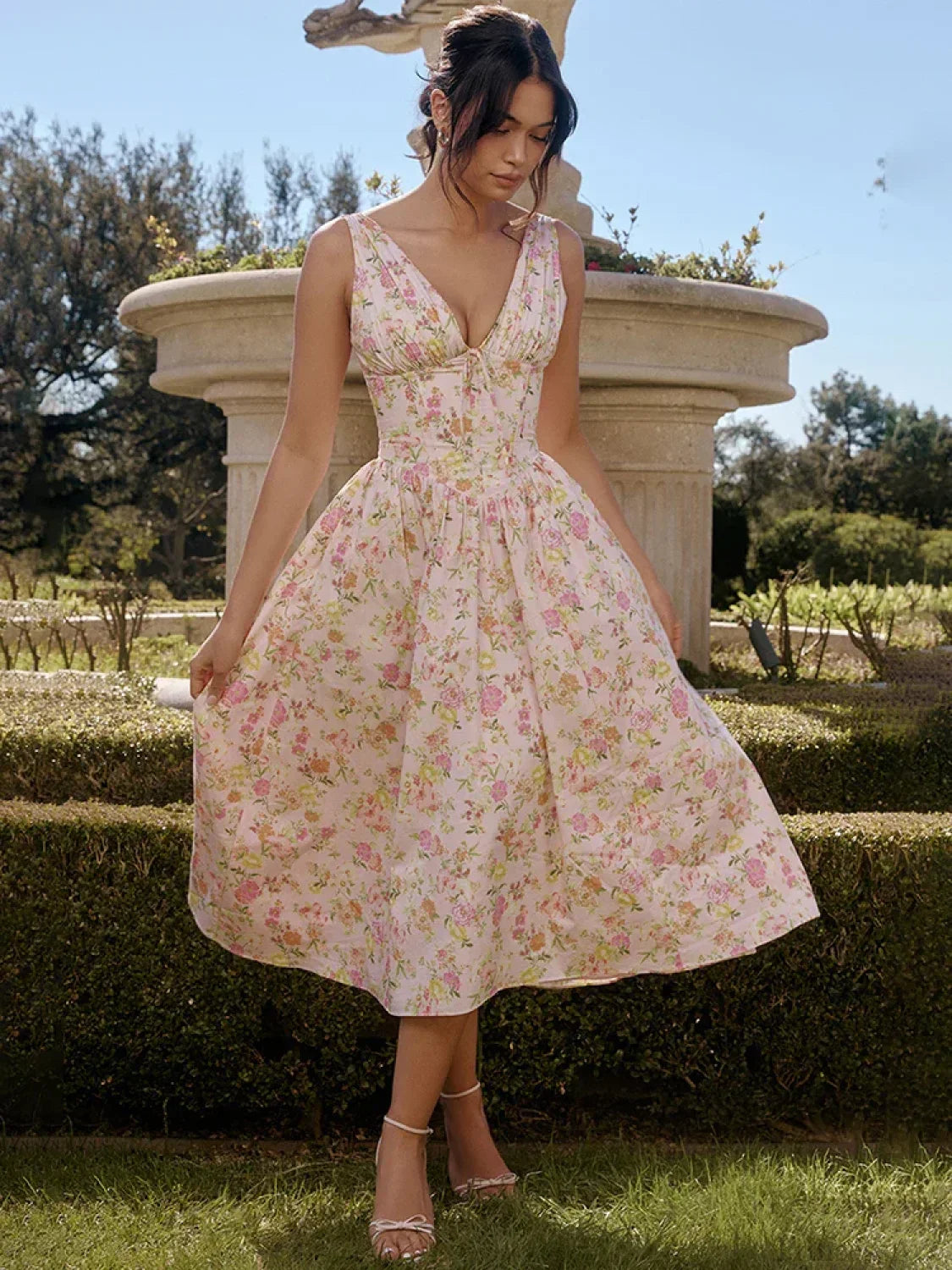Vestido floral con tirantes finos y cinturón de cintura
