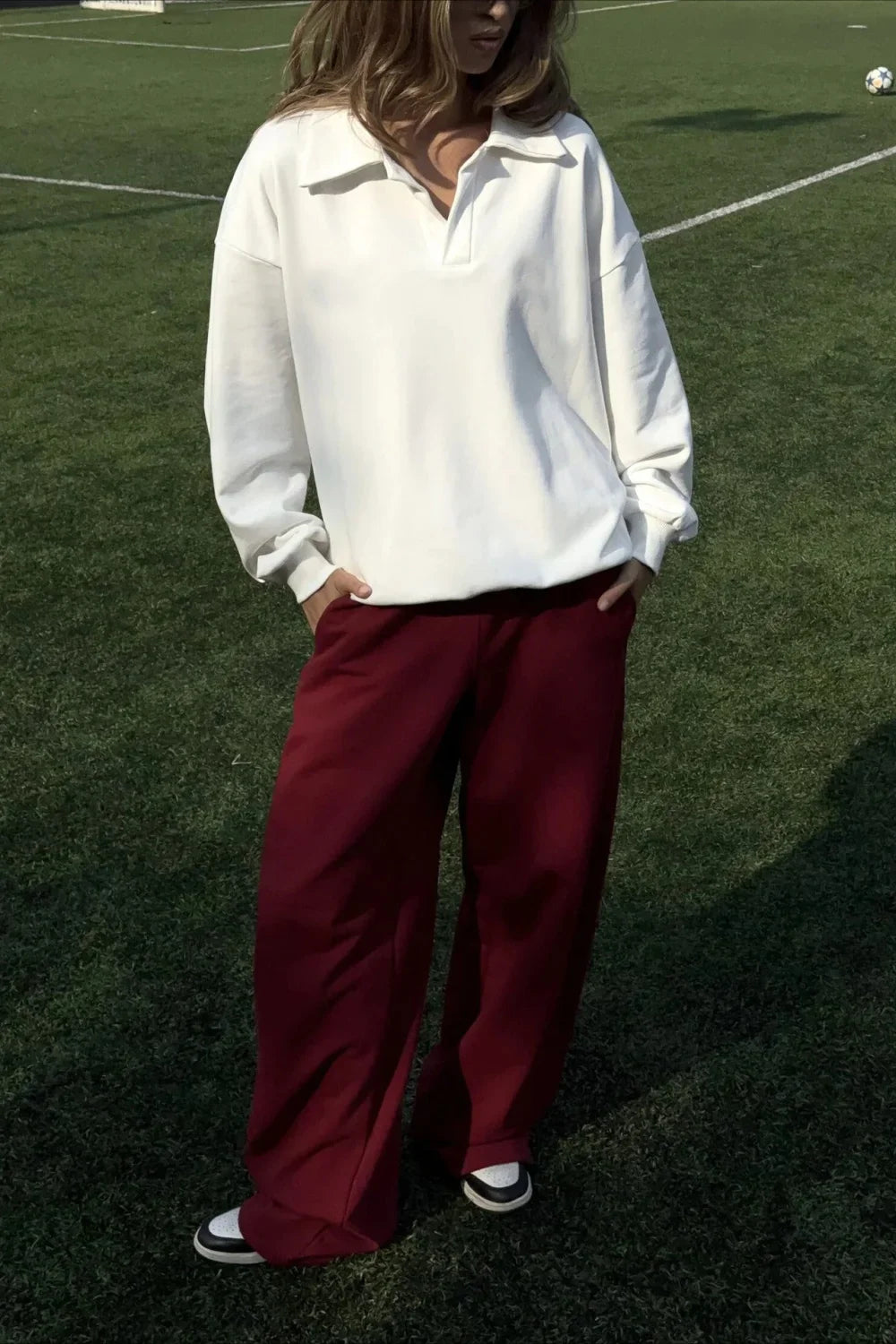 Completo due pezzi con maglia bianca larga e pantaloni rossi elasticizzati